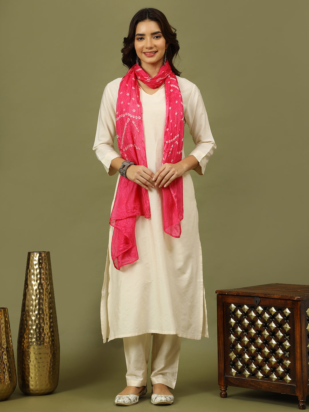 Women Solid Kurta with Trousers & Bandhani Printed Pink Color Dupatta
