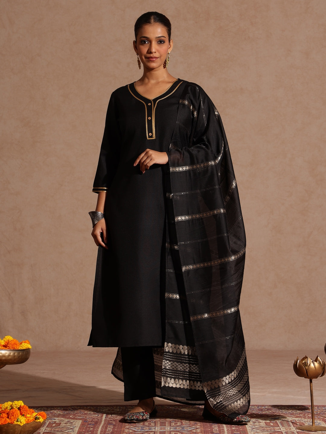 Janasya Women's Black Cotton Blend Yoke Design Straight Kurta Set